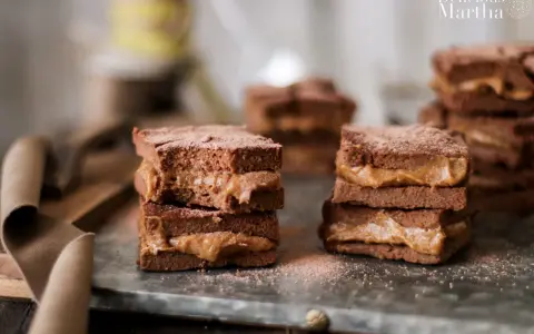 Deliciosos brownie con dátiles, apilados y espolvoreados con cacao. Un dulce placer que te hará soñar.