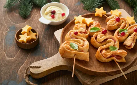 Delicioso árbol de navidad hojaldre con queso en forma de estrella y arándanos.