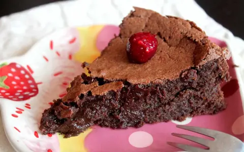 Deliciosa tarta sin gluten y sin lactosa, con un centro fundente y coronada con una frambuesa.