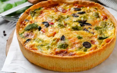 Quiche de pollo con brócoli y aceitunas, horneado a la perfección. Un plato delicioso y nutritivo.