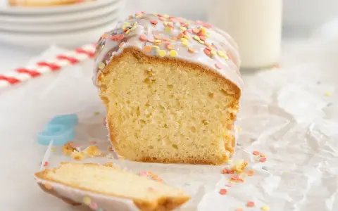 Bizcocho esponjoso hecho en airfryer, cubierto con glaseado y chispas de colores. ¡Perfecto para celebrar!