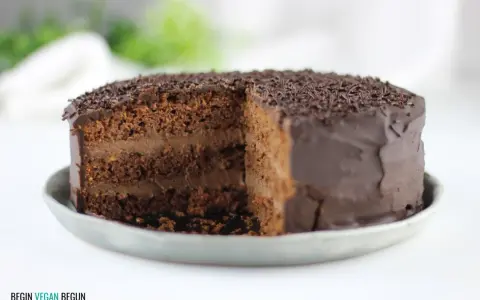 Tarta vegana de chocolate con cobertura brillante y virutas de chocolate. ¡Una delicia para los amantes del cacao!