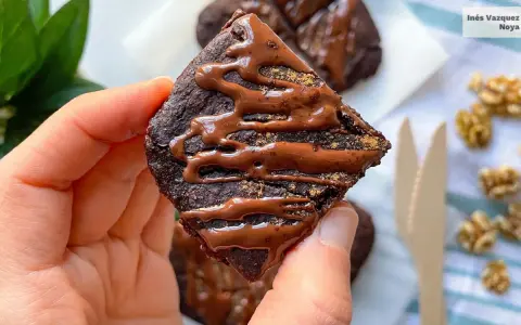 Delicioso brownie de calabaza cubierto con glaseado de chocolate y espolvoreado con canela. ¡Perfecto para un postre otoñal!