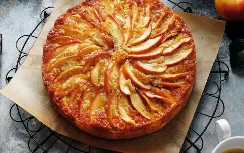 Tarta de manzana dorada, perfecta para tus recetas de tartas. Con rodajas de manzana dispuestas en espiral y un glaseado brillante.