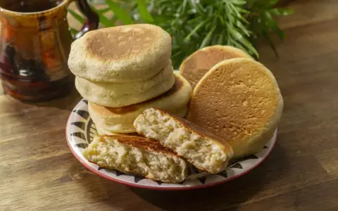 Gorditas de leche condensada recién horneadas, esponjosas y doradas, listas para disfrutar con una taza de café.