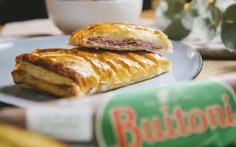 Deliciosa receta con hojaldre salado, rellena de jamón y queso. Perfecta para un aperitivo rápido y sabroso.