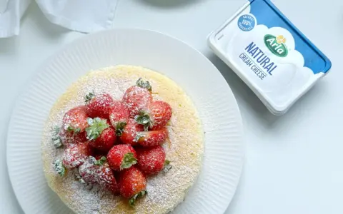Delicioso japanese cheese cake cubierto de fresas y azúcar glas. ¡Perfecto para un postre ligero!