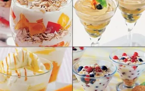 Deliciosos postres en vasitos: yogur con frutas y granola, cremosos con caramelo, y con frutos rojos.