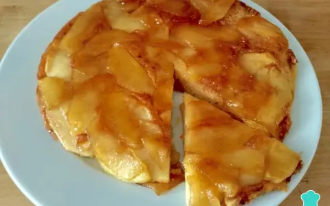 Delicioso postre con manzanas sin horno, con trozos de manzana caramelizada y canela sobre una base dorada.