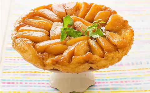 Tarta Tatin casera, con manzanas caramelizadas y hojaldre dorado. ¡Una delicia para tu tarta tatin receta!