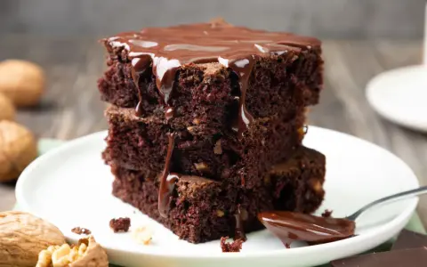 Brownies de chocolate con nueces, cubiertos de glaseado, perfectos para tu receta brownie thermomix.