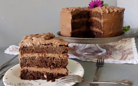 Deliciosa tarta de zanahoria y chocolate, con capas de bizcocho y crema, lista para disfrutar.