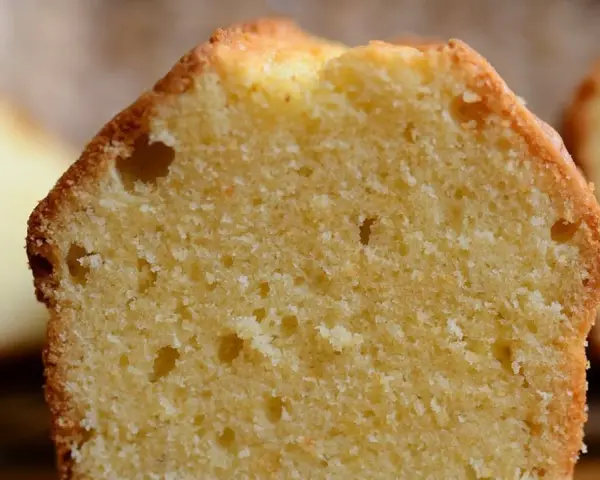 Bizcocho de yogur esponjoso, la receta de la abuela que nunca falla. Suave y delicioso, perfecto para el desayuno o la merienda.