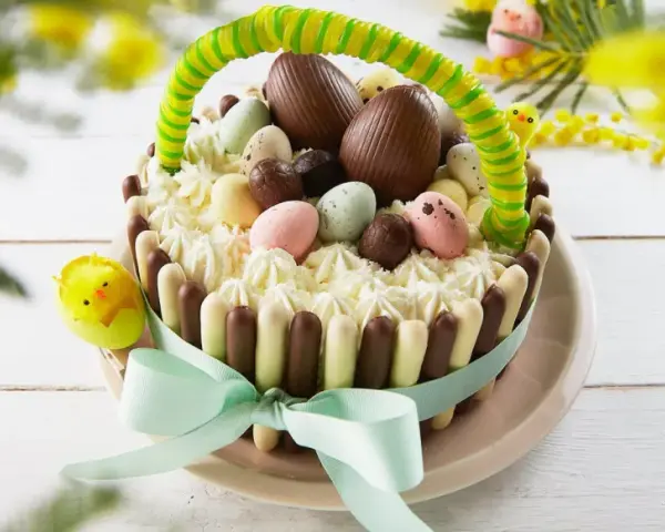 Pastel de Pascua con forma de cesta, decorado con huevos de chocolate, pollitos y crema. ¡Ideas creativas para pasteles de Pascua!