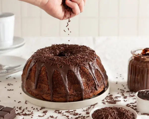 Bizcocho de chocolate con cobertura y chispas, listo para disfrutar.
