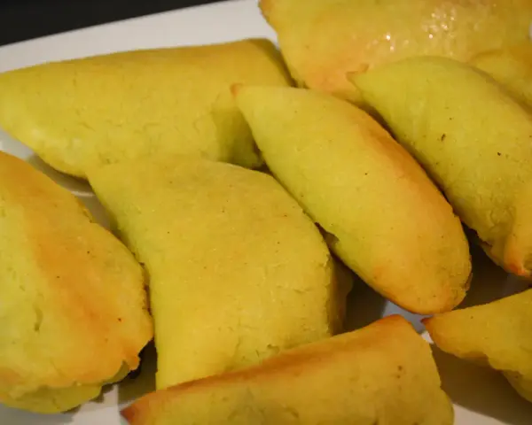 Un surtido de empanadas colombianas doradas y apetitosas, listas para disfrutar.