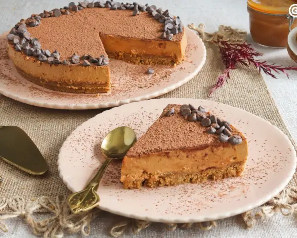 Deliciosa tarta de dulce de leche y galletas, cubierta de cacao y chispas de chocolate. ¡Un postre irresistible!