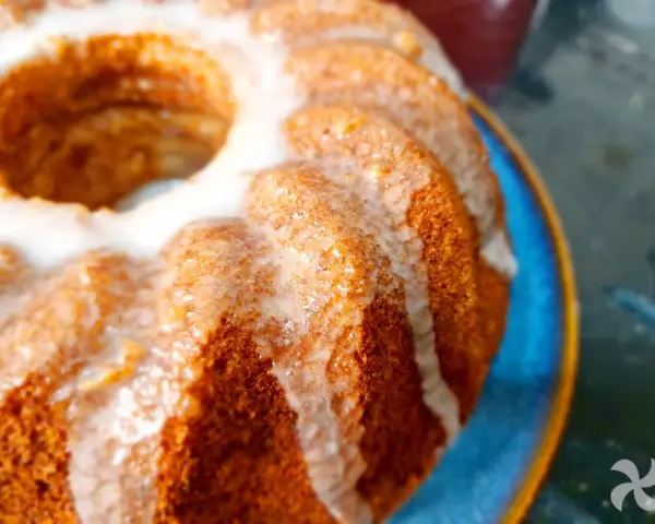 Delicioso queque de plátano con glaseado blanco, listo para disfrutar.