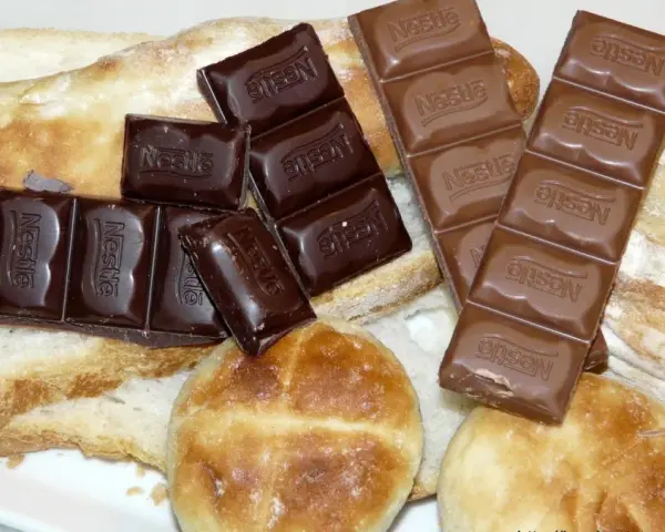 Barras de chocolate Nestlé y pan rústico, una combinación clásica para disfrutar.