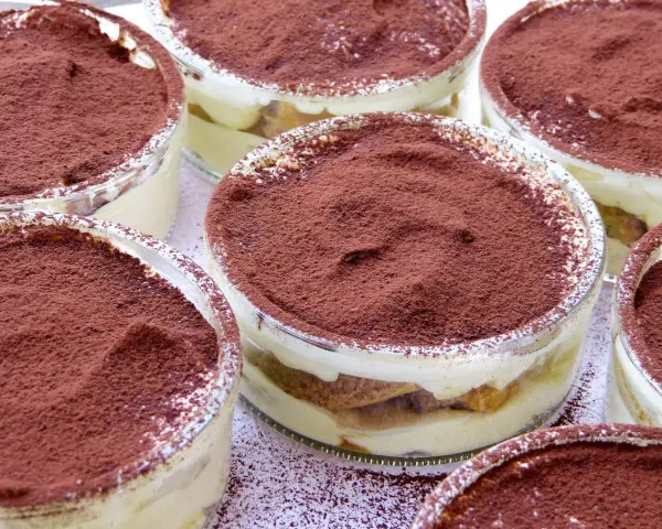 Varios vasitos de tiramisú casero, listos para disfrutar. Una deliciosa tiramisú receta para compartir.