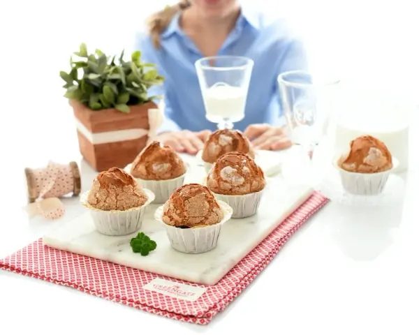 Deliciosas magdalenas Thermomix, recién horneadas y listas para disfrutar con un vaso de leche.