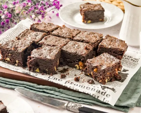 Deliciosos trozos de brownie microondas, recién hechos y listos para disfrutar.