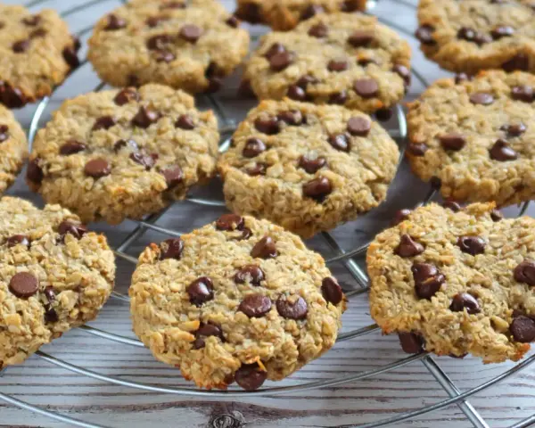 Galletas de avena con chispas de chocolate, perfectas para recetas para desayuno.