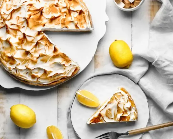 Delicioso lemon pie receta con merengue dorado. Un postre refrescante y dulce, perfecto para cualquier ocasión.