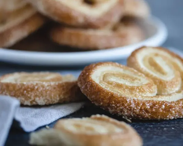 Deliciosas palmeritas de hojaldre espolvoreadas con azúcar, listas para disfrutar.