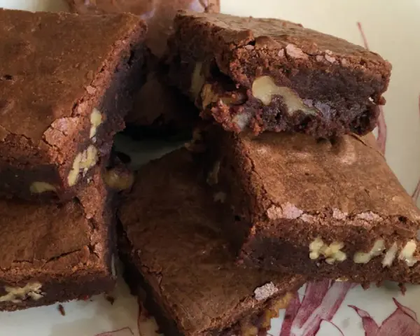 Brownies de chocolate con nueces, perfectos para tu receta de brownie esponjoso.
