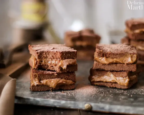 Deliciosos brownie con dátiles, apilados y espolvoreados con cacao. Un dulce placer que te hará soñar.