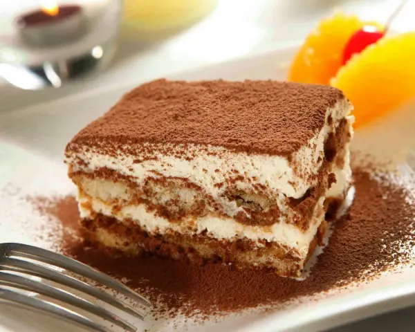 Delicioso tiramisú con mascarpone, espolvoreado con cacao. Una porción perfecta para disfrutar de esta clásica receta italiana.