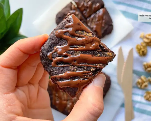 Delicioso brownie de calabaza cubierto con glaseado de chocolate y espolvoreado con canela. ¡Perfecto para un postre otoñal!