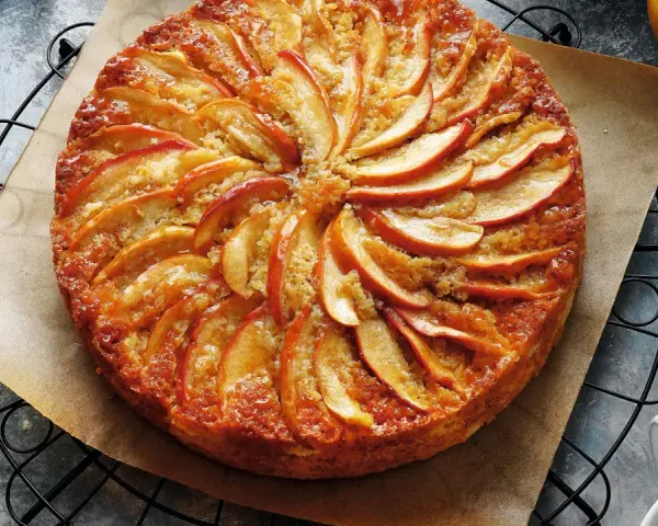 Tarta de manzana dorada, perfecta para tus recetas de tartas. Con rodajas de manzana dispuestas en espiral y un glaseado brillante.