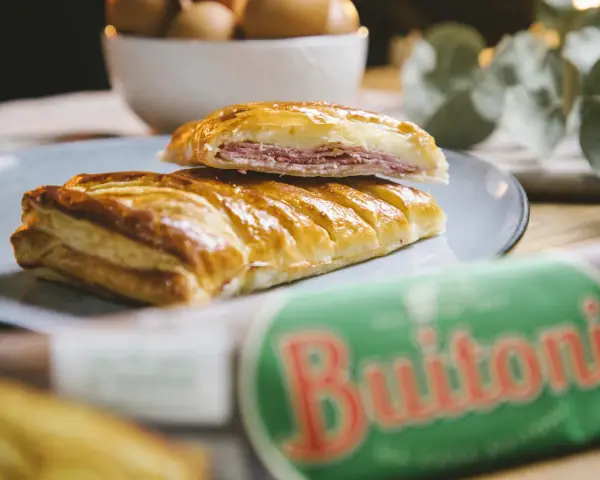 Deliciosa receta con hojaldre salado, rellena de jamón y queso. Perfecta para un aperitivo rápido y sabroso.