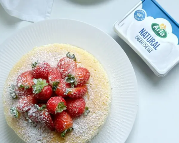 Delicioso japanese cheese cake cubierto de fresas y azúcar glas. ¡Perfecto para un postre ligero!