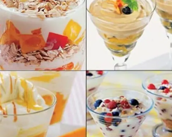 Deliciosos postres en vasitos: yogur con frutas y granola, cremosos con caramelo, y con frutos rojos.