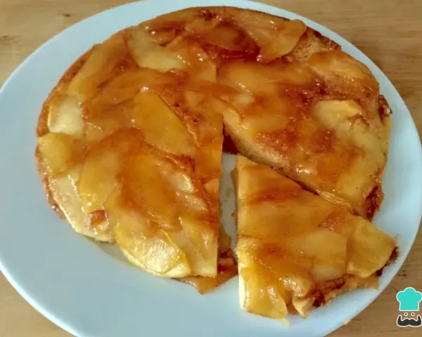Delicioso postre con manzanas sin horno, con trozos de manzana caramelizada y canela sobre una base dorada.
