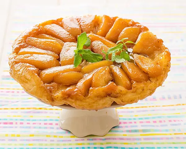 Tarta Tatin casera, con manzanas caramelizadas y hojaldre dorado. ¡Una delicia para tu tarta tatin receta!