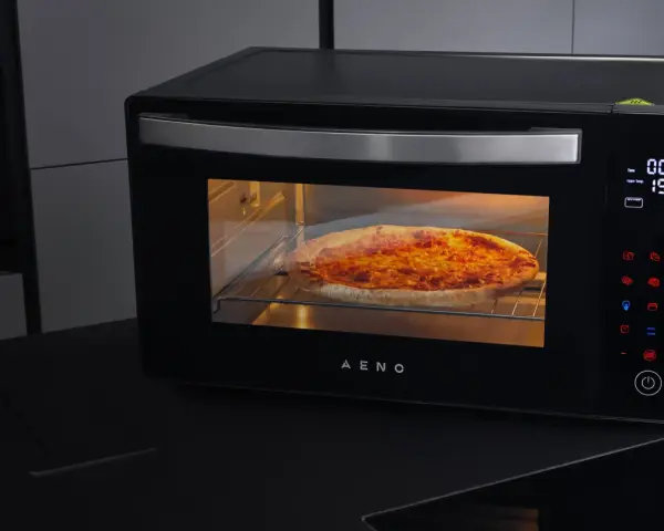 Horno AENO precalentando para pizza, con una pizza dorada en su interior.
