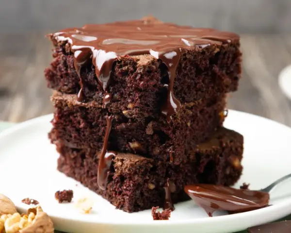 Brownies de chocolate con nueces, cubiertos de glaseado, perfectos para tu receta brownie thermomix.