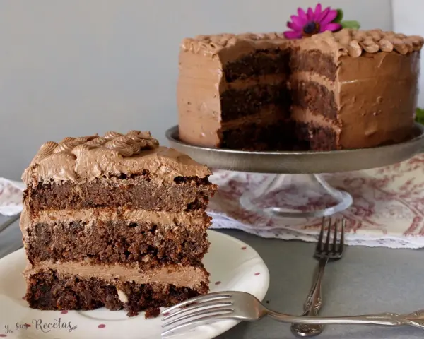 Deliciosa tarta de zanahoria y chocolate, con capas de bizcocho y crema, lista para disfrutar.