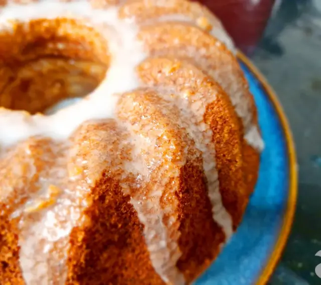 Delicioso queque de plátano con glaseado blanco, listo para disfrutar.