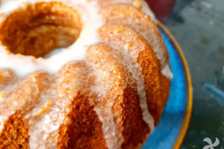 Delicioso queque de plátano con glaseado blanco, listo para disfrutar.