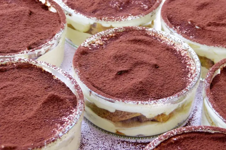 Varios vasitos de tiramisú casero, listos para disfrutar. Una deliciosa tiramisú receta para compartir.