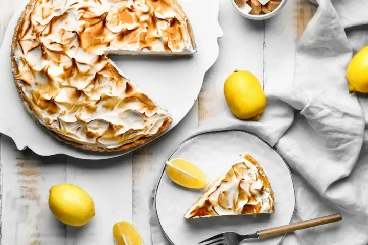 Delicioso lemon pie receta con merengue dorado. Un postre refrescante y dulce, perfecto para cualquier ocasión.
