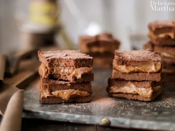 Deliciosos brownie con dátiles, apilados y espolvoreados con cacao. Un dulce placer que te hará soñar.