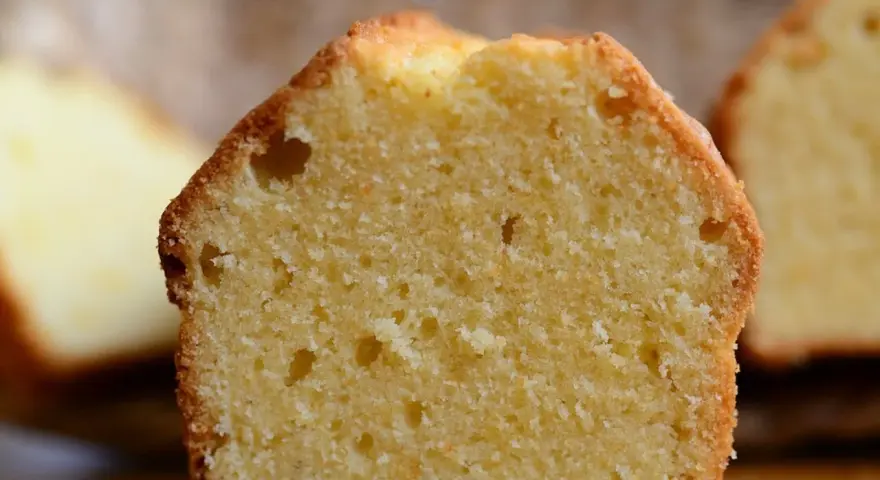 Bizcocho de yogur esponjoso, la receta de la abuela que nunca falla. Suave y delicioso, perfecto para el desayuno o la merienda.