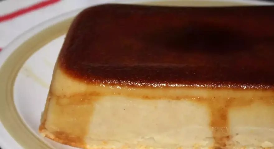 Un delicioso budín de pan casero, con su caramelo dorado y textura suave, listo para disfrutar.