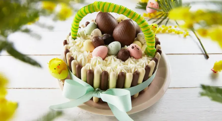 Pastel de Pascua con forma de cesta, decorado con huevos de chocolate, pollitos y crema. ¡Ideas creativas para pasteles de Pascua!
